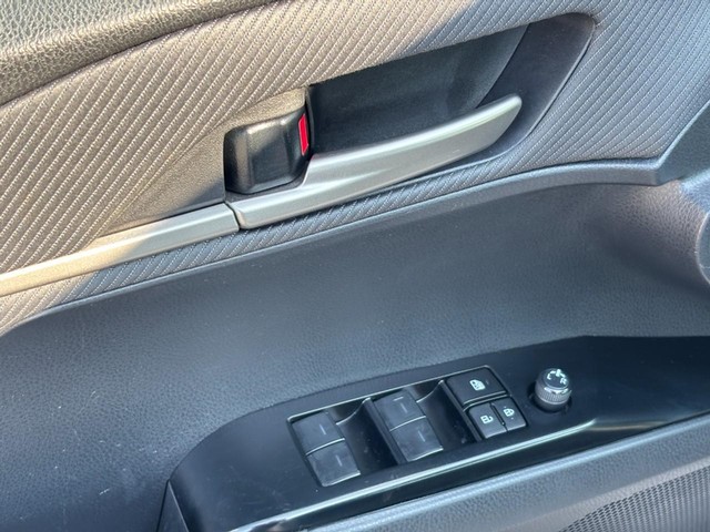 2025 Toyota Camry SE thumbnail image 16