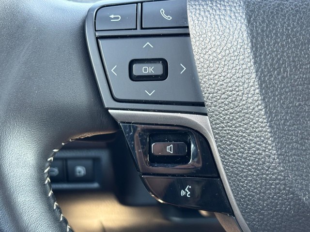 2025 Toyota Camry SE thumbnail image 17