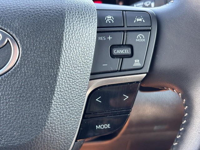 2025 Toyota Camry SE thumbnail image 18
