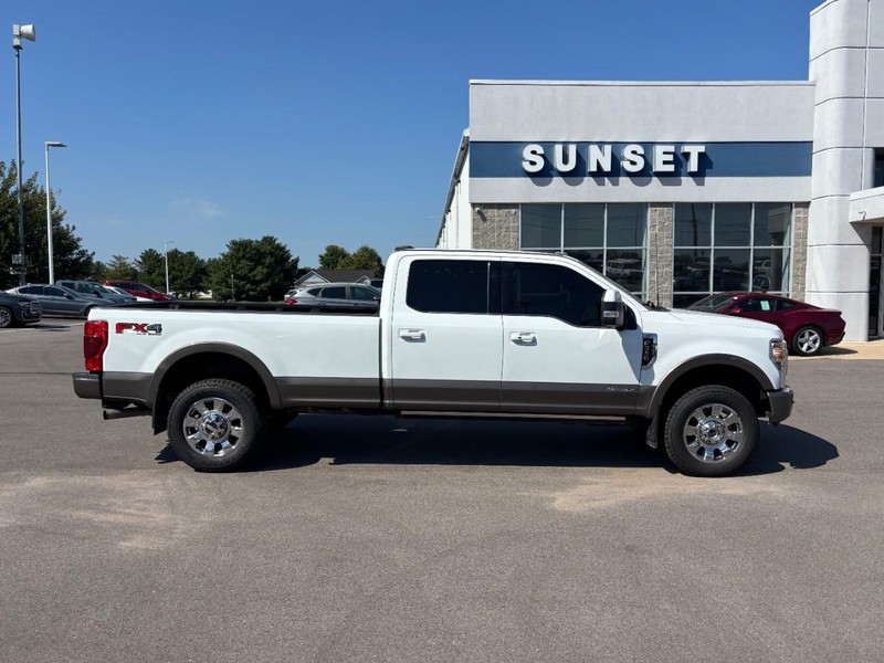 Ford Super Duty F-350 SRW Vehicle Full-screen Gallery Image 02