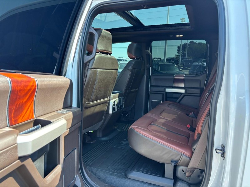 Ford Super Duty F-350 SRW Vehicle Full-screen Gallery Image 10