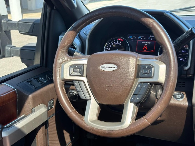 Ford Super Duty F-350 SRW Vehicle Full-screen Gallery Image 12
