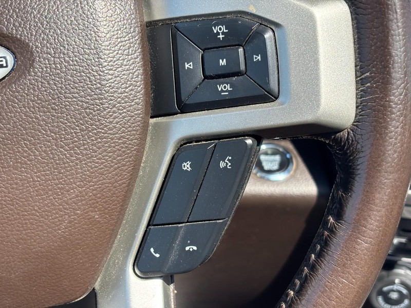Ford Super Duty F-350 SRW Vehicle Full-screen Gallery Image 18