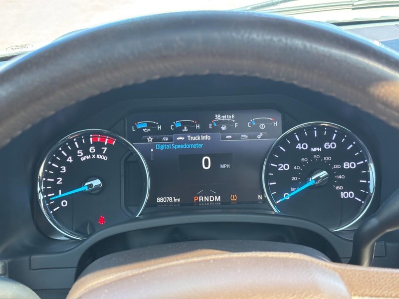 Ford Super Duty F-350 SRW Vehicle Full-screen Gallery Image 19