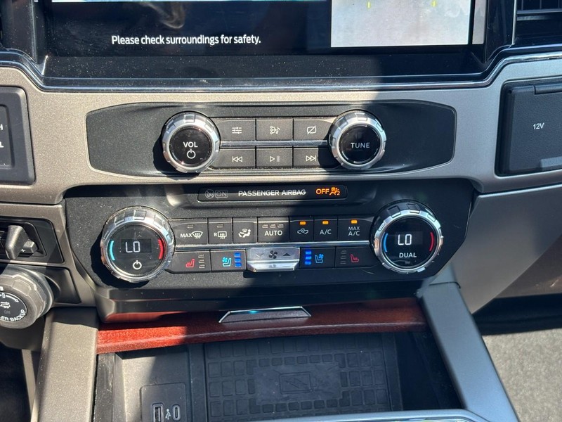 Ford Super Duty F-350 SRW Vehicle Full-screen Gallery Image 23