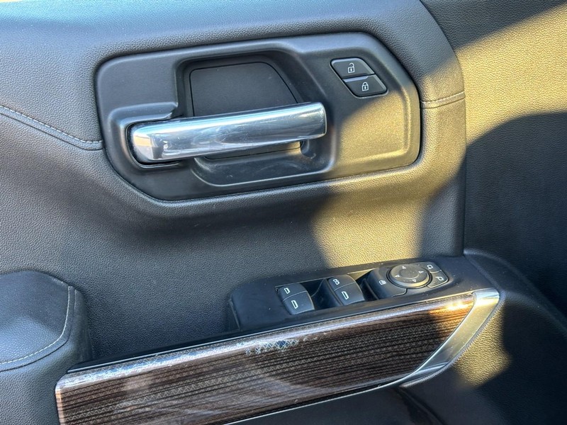 Chevrolet Silverado 1500 Vehicle Full-screen Gallery Image 16
