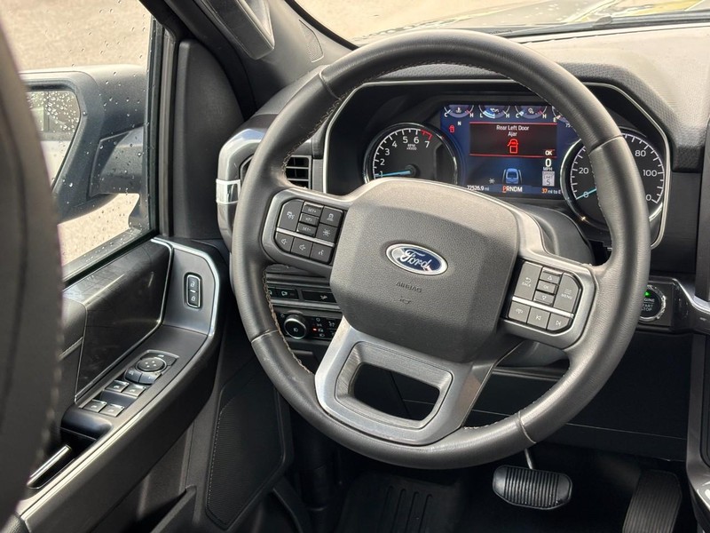Ford F-150 Vehicle Full-screen Gallery Image 12