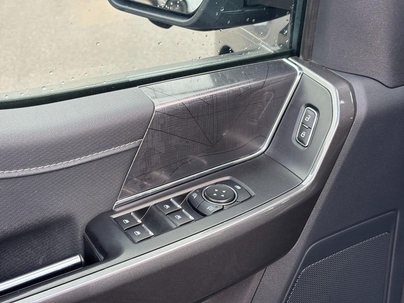 Ford F-150 Vehicle Full-screen Gallery Image 16