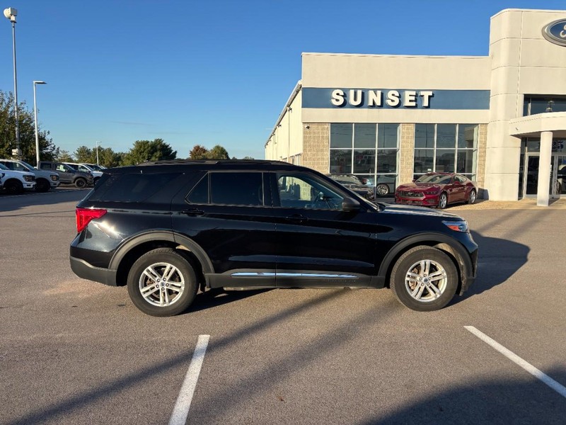 Ford Explorer Vehicle Full-screen Gallery Image 02