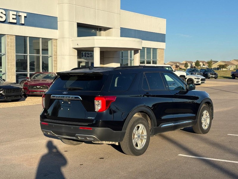 Ford Explorer Vehicle Full-screen Gallery Image 03