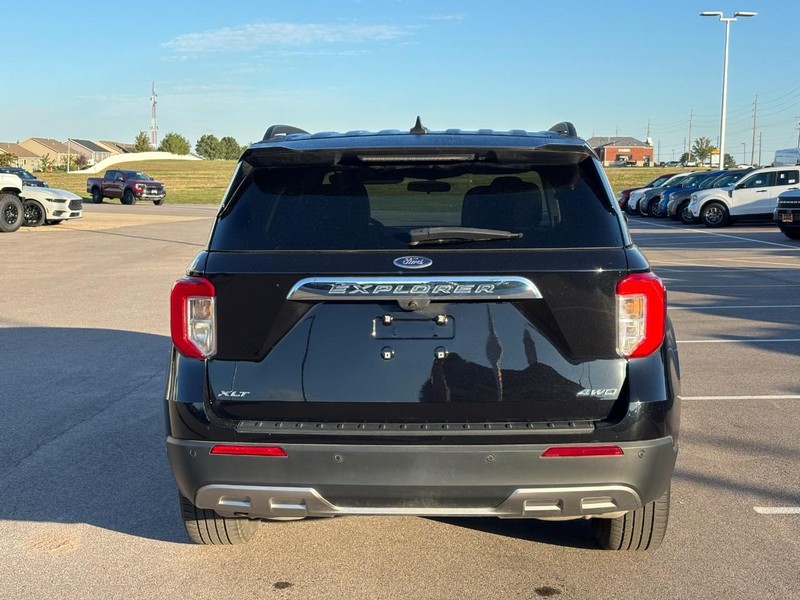 Ford Explorer Vehicle Full-screen Gallery Image 04