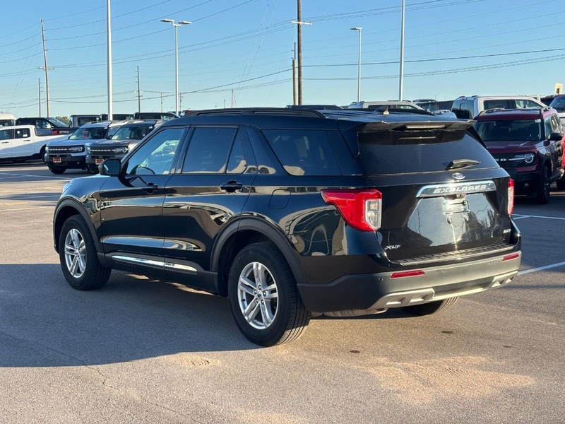 Ford Explorer Vehicle Full-screen Gallery Image 05