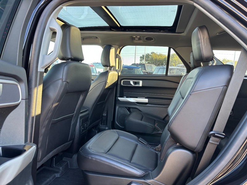 Ford Explorer Vehicle Full-screen Gallery Image 11