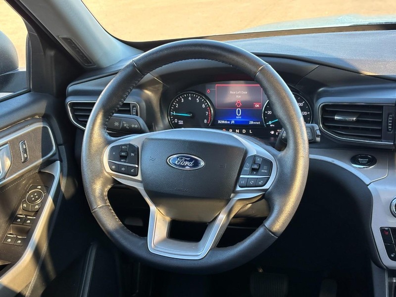 Ford Explorer Vehicle Full-screen Gallery Image 13