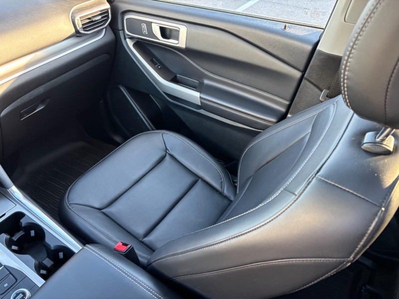 Ford Explorer Vehicle Full-screen Gallery Image 15