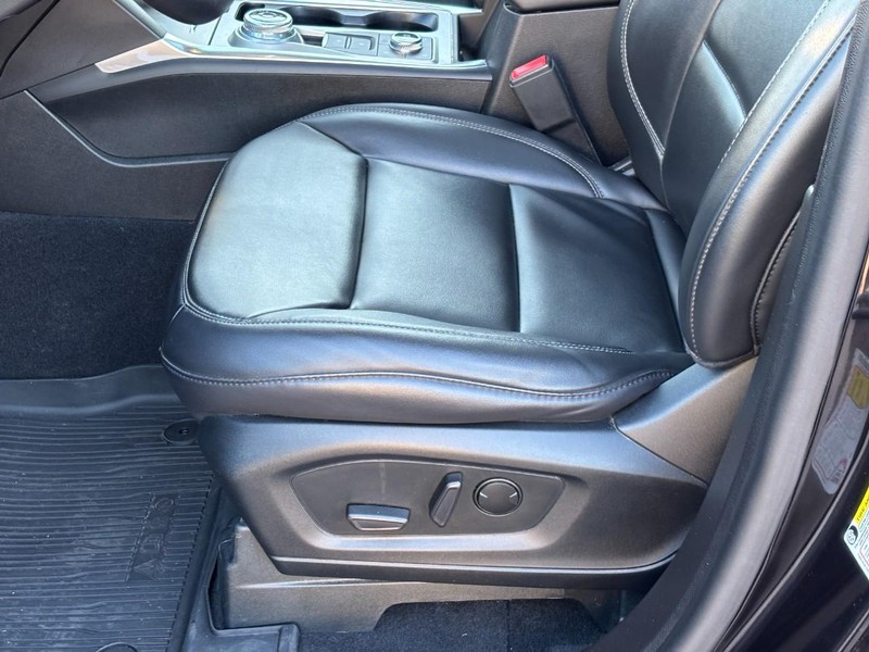 Ford Explorer Vehicle Full-screen Gallery Image 16