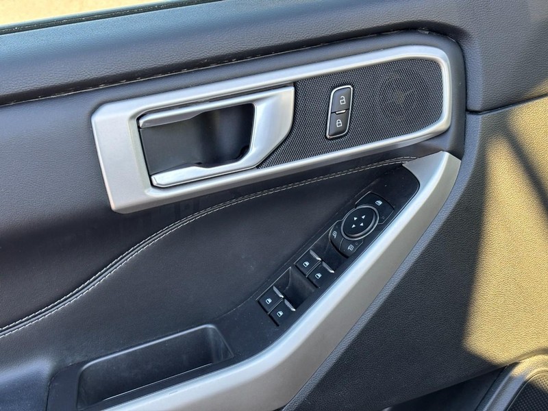 Ford Explorer Vehicle Full-screen Gallery Image 17