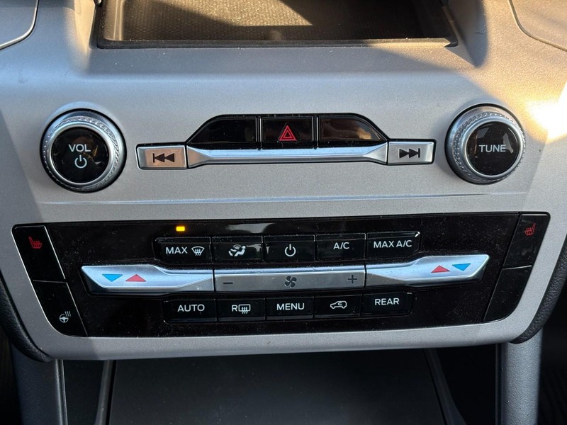 Ford Explorer Vehicle Full-screen Gallery Image 23