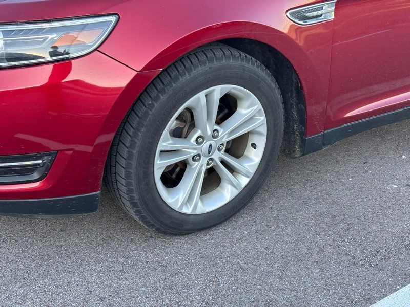 Ford Taurus Vehicle Full-screen Gallery Image 04