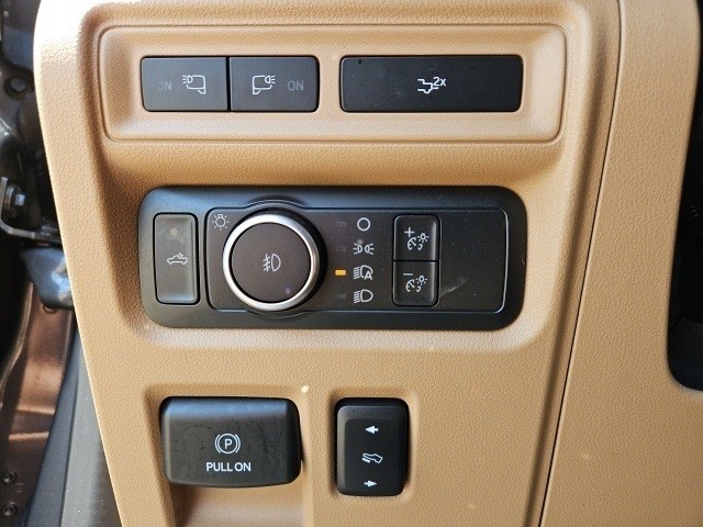 Ford F-150 Vehicle Full-screen Gallery Image 14