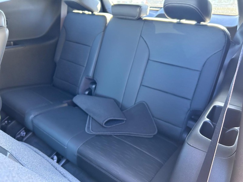 Buick Enclave Vehicle Full-screen Gallery Image 10