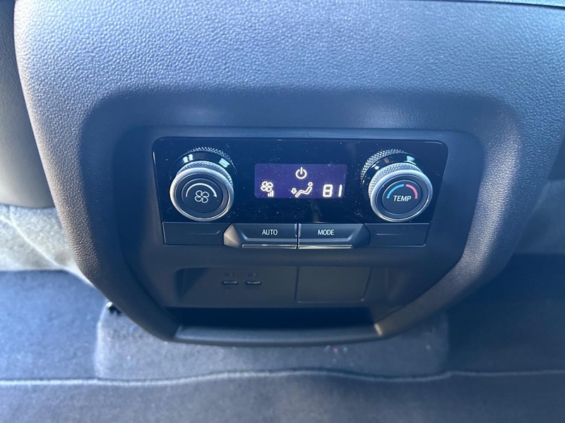 Buick Enclave Vehicle Full-screen Gallery Image 12