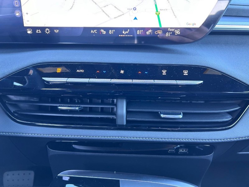 Buick Enclave Vehicle Full-screen Gallery Image 18