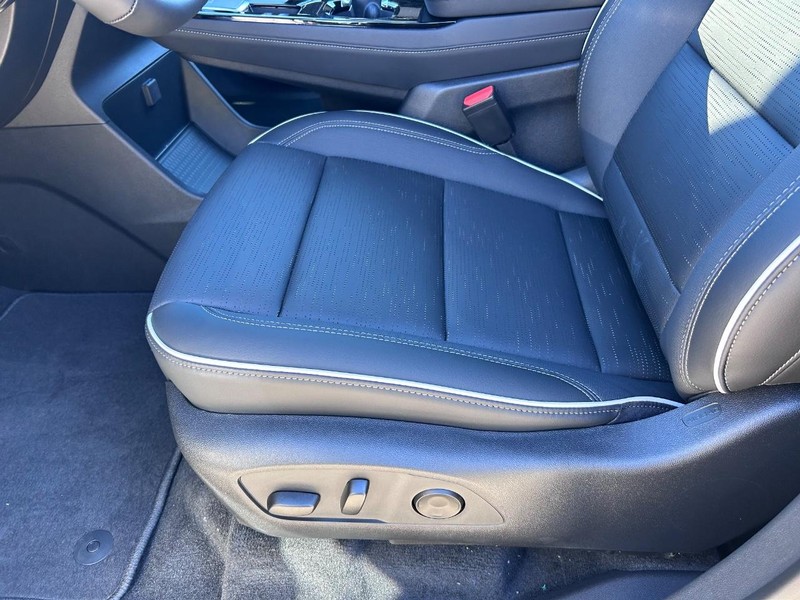 Buick Enclave Vehicle Full-screen Gallery Image 23