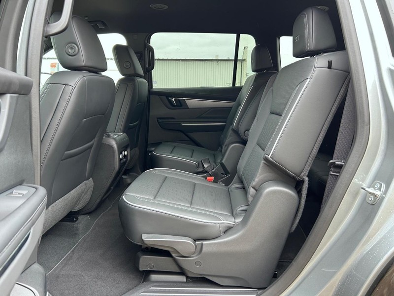 Buick Enclave Vehicle Full-screen Gallery Image 11