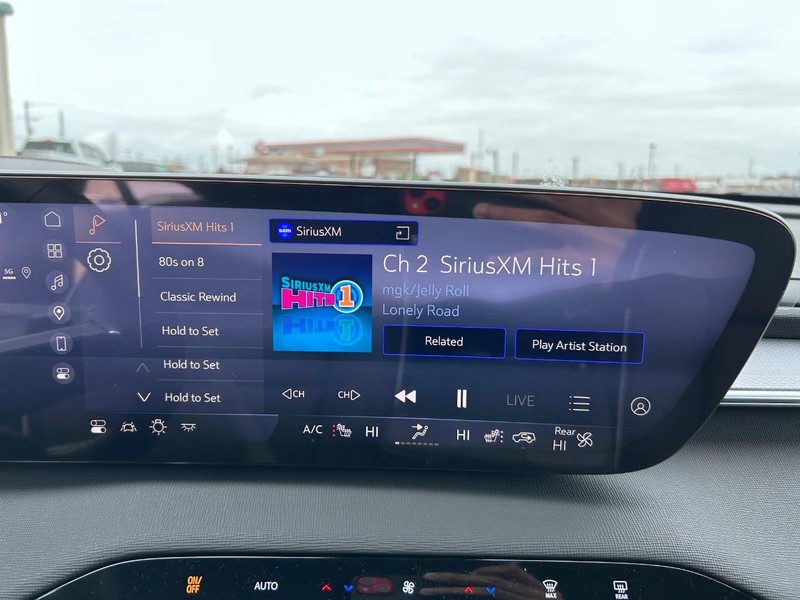 Buick Enclave Vehicle Full-screen Gallery Image 17