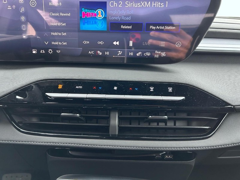 Buick Enclave Vehicle Full-screen Gallery Image 18