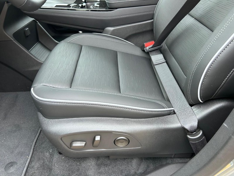 Buick Enclave Vehicle Full-screen Gallery Image 22