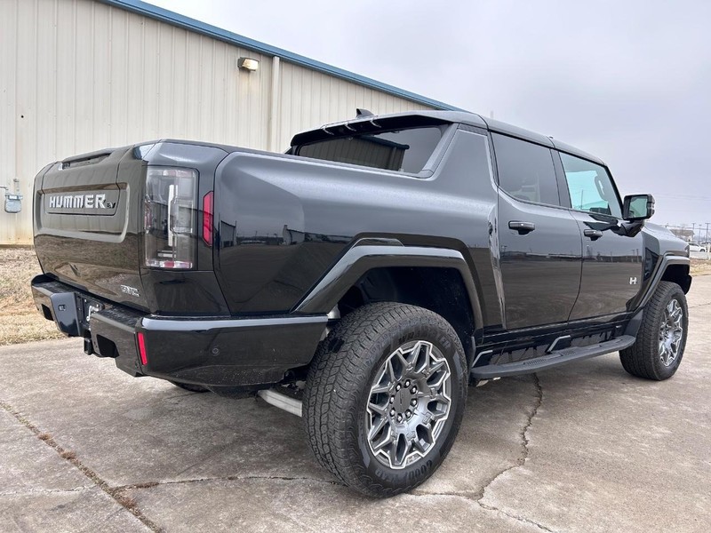 GMC HUMMER EV Pickup Vehicle Full-screen Gallery Image 3