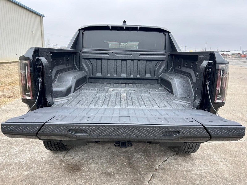 GMC HUMMER EV Pickup Vehicle Full-screen Gallery Image 5