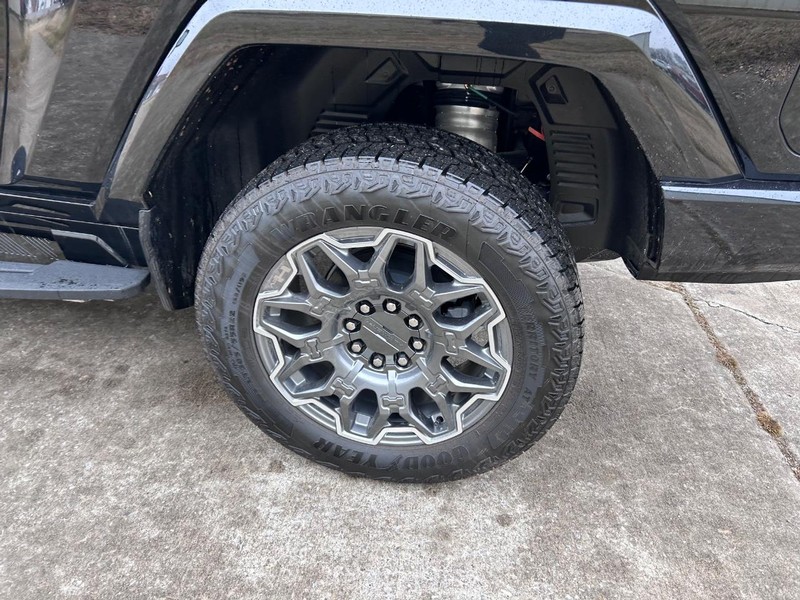 GMC HUMMER EV Pickup Vehicle Full-screen Gallery Image 6