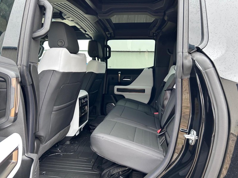 GMC HUMMER EV Pickup Vehicle Full-screen Gallery Image 9