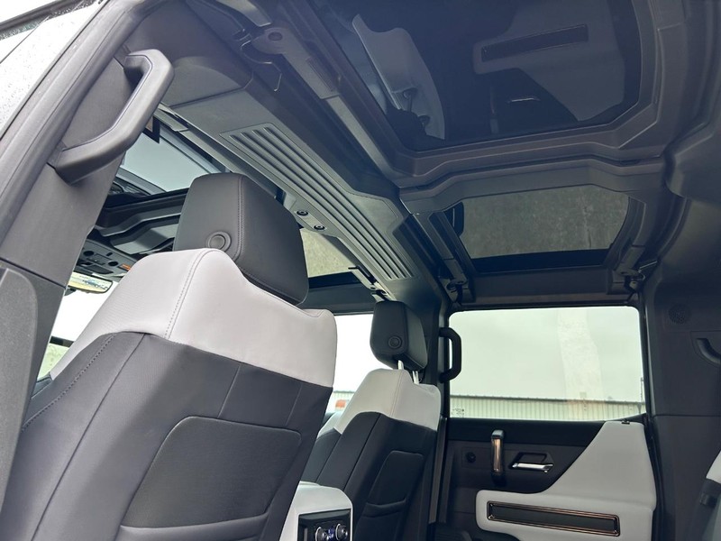 GMC HUMMER EV Pickup Vehicle Full-screen Gallery Image 10