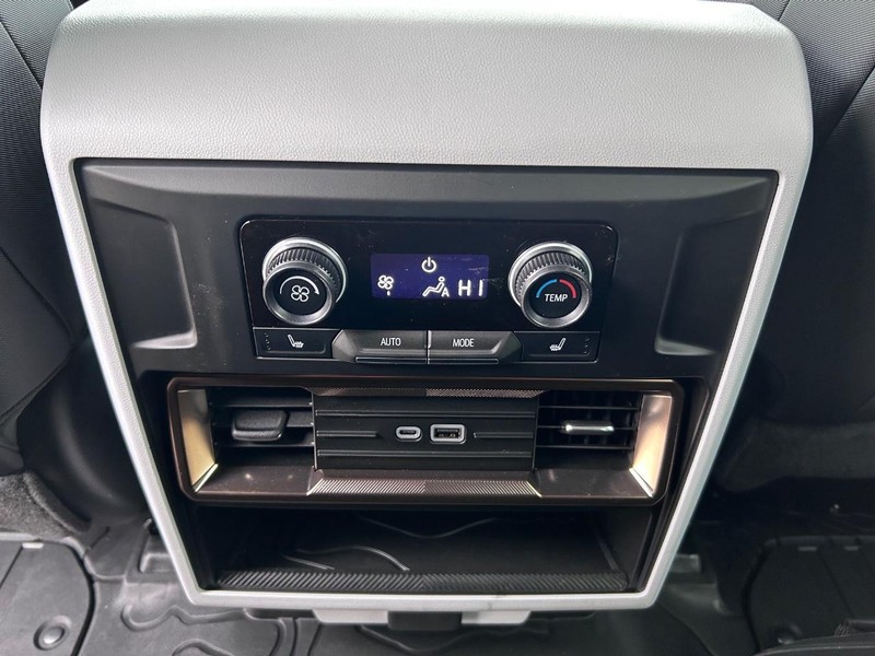 GMC HUMMER EV Pickup Vehicle Full-screen Gallery Image 11