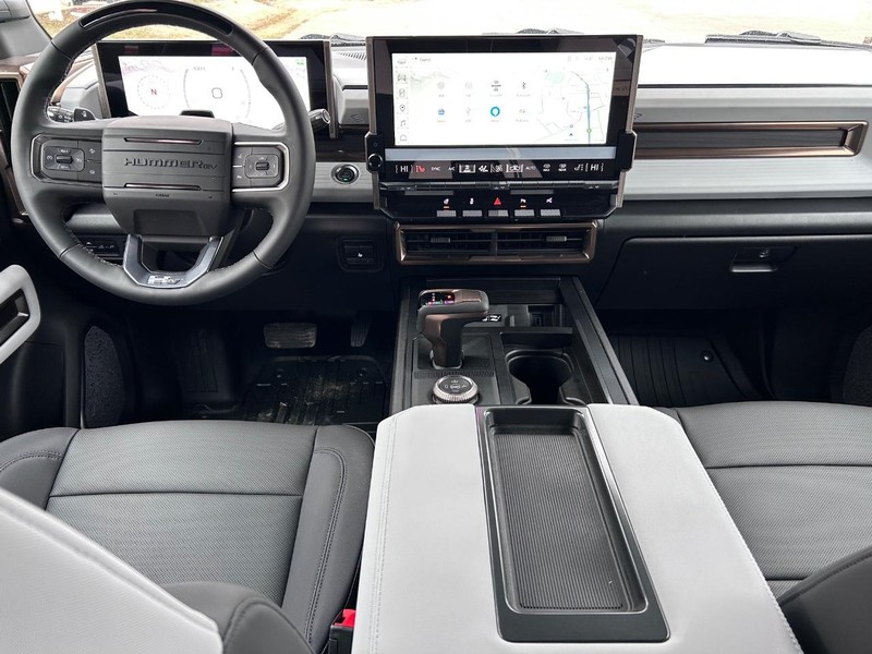 GMC HUMMER EV Pickup Vehicle Full-screen Gallery Image 12