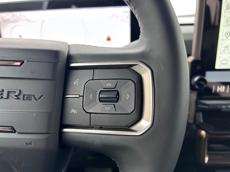 GMC HUMMER EV Pickup Vehicle Full-screen Gallery Image 15