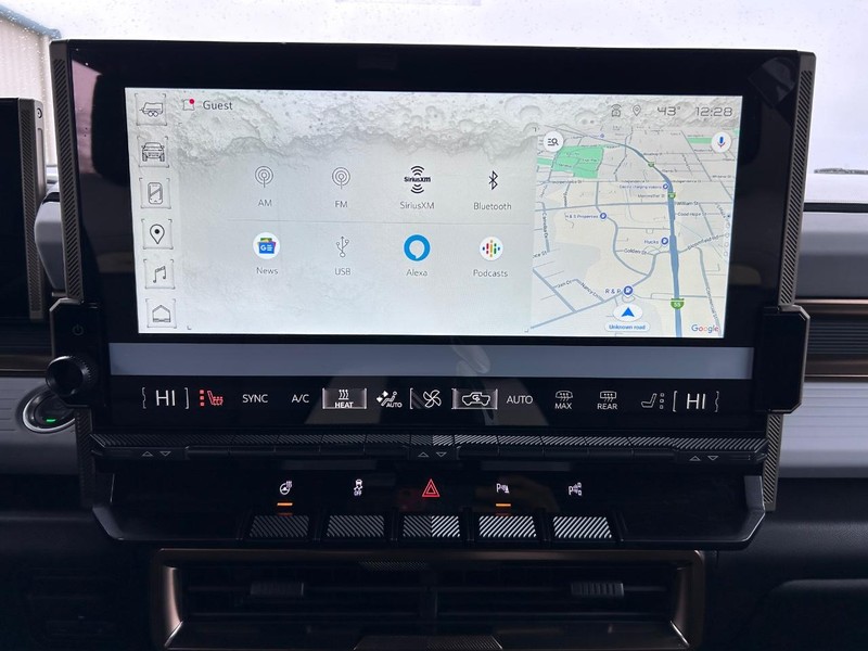 GMC HUMMER EV Pickup Vehicle Full-screen Gallery Image 16