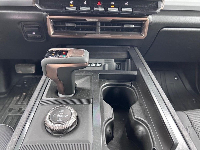 GMC HUMMER EV Pickup Vehicle Full-screen Gallery Image 17