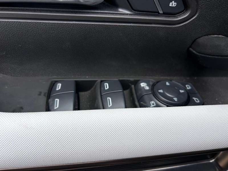 GMC HUMMER EV Pickup Vehicle Full-screen Gallery Image 19