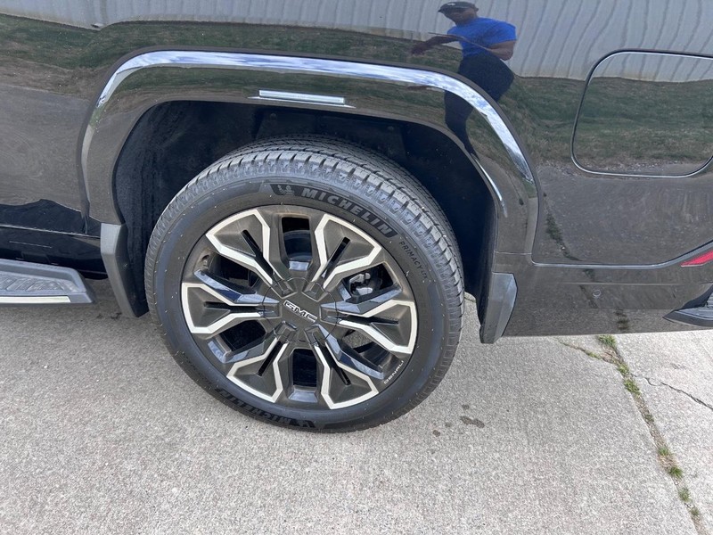 GMC Sierra EV Vehicle Full-screen Gallery Image 6