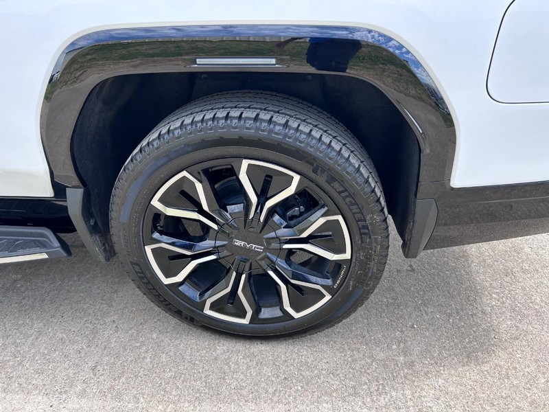 GMC Sierra EV Vehicle Full-screen Gallery Image 6