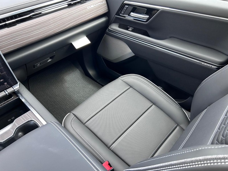 GMC Sierra EV Vehicle Full-screen Gallery Image 17