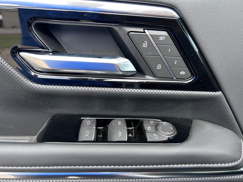 GMC Sierra EV Vehicle Full-screen Gallery Image 18