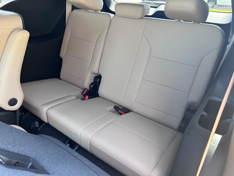 Buick Enclave Vehicle Full-screen Gallery Image 10