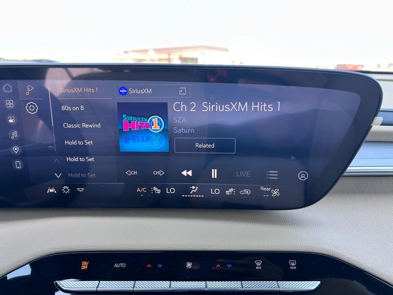 Buick Enclave Vehicle Full-screen Gallery Image 18