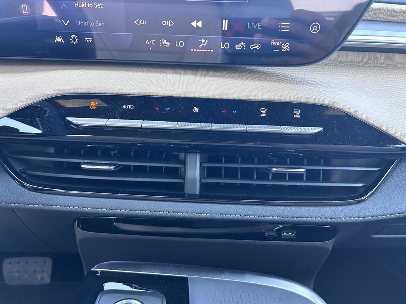 Buick Enclave Vehicle Full-screen Gallery Image 19